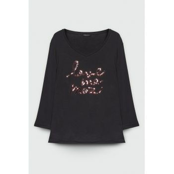 Bluza cu decolteu in V si imprimeu text cu paiete