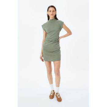 Rochie cambrata cu maneci cazute