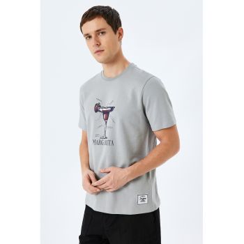 Tricou cu decolteu la baza gatului si imprimeu grafic
