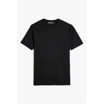 Tricou cu decolteu la baza gatului si striatii