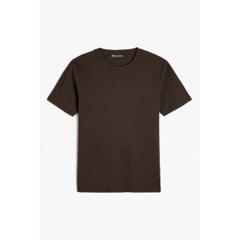 Tricou cu decolteu la baza gatului si striatii