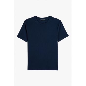 Tricou cu decolteu la baza gatului si striatii