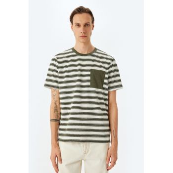 Tricou cu dungi si buzunar pe piept