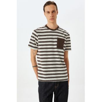Tricou cu dungi si buzunar pe piept