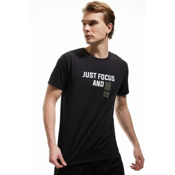 Tricou regular fit cu decolteu la baza gatului si text