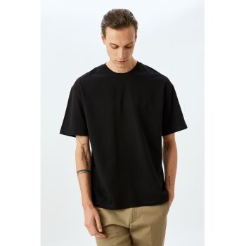 Tricou regular fit cu decolteu la baza gatului