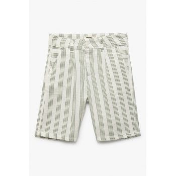 Pantaloni scurti cambrati cu dungi