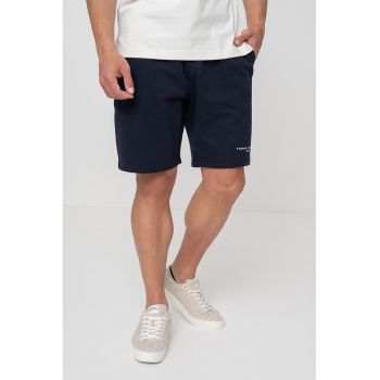 Pantaloni scurti cu logo si buzunare laterale