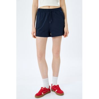 Pantaloni scurti cu snur in talie