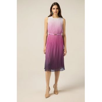 Rochie plisata fara maneci cu o curea ingusta in talie