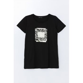 Tricou cu decolteu la baza gatului si imprimeu grafic