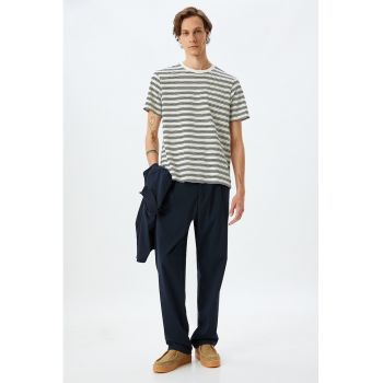 Tricou cu decolteu la baza gatului si model in dungi