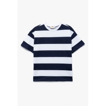 Tricou cu dungi si decolteu la baza gatului