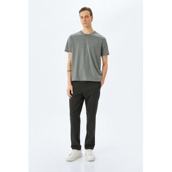 Tricou uni cu decolteu la baza gatului