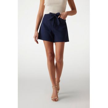 Pantaloni scurti cu croiala ampla si talie inalta