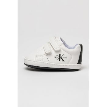 Pantofi sport din piele ecologica cu inchidere velcro si logo