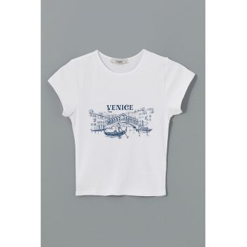 Tricou crop cu croiala cambrata si imprimeu grafic