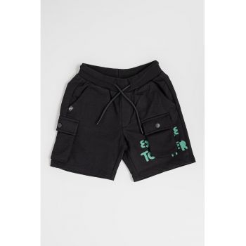 Pantaloni scurti cu buzunare cu clapa