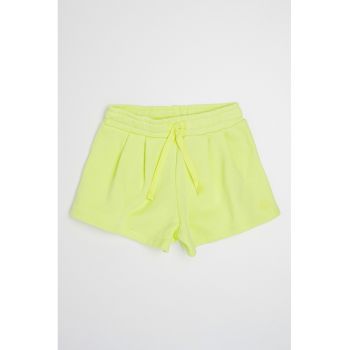 Pantaloni scurti cu talie ajustabila si pliuri frontale
