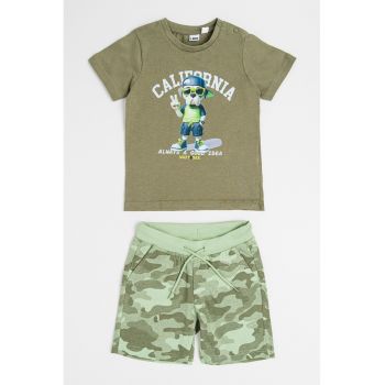 Set de tricou si pantaloni scurti cu model camuflaj si imprimeu grafic - 2 piese