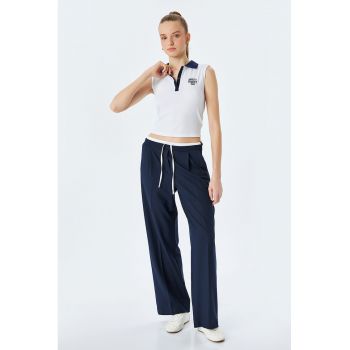 Top crop cu text brodat si model polo