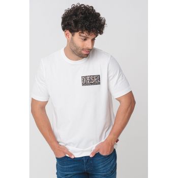 Tricou cu decolteu la baza gatului si imprimeu logo