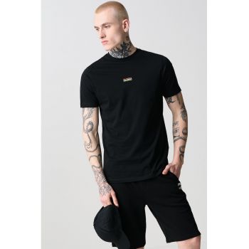 Tricou cu decolteu la baza gatului si logo discret