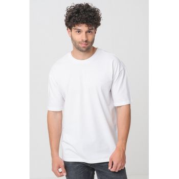 Tricou cu model uni si decolteu la baza gatului