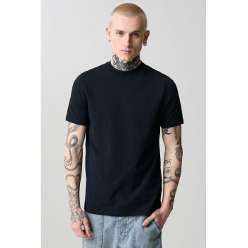 Tricou uni cu decolteu la baza gatului