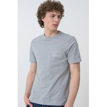 Tricou cu decolteu la baza gatului si buzunar pe piept