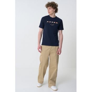 Tricou cu decolteu la baza gatului si detalii brodate