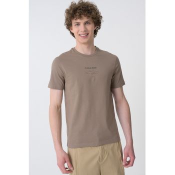 Tricou cu decolteu la baza gatului si imprimeu logo