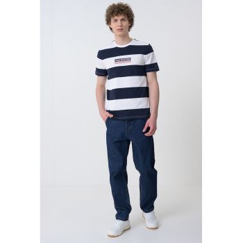 Tricou cu decolteu la baza gatului si model in dungi