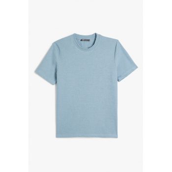 Tricou cu decolteu la baza gatului si model uni