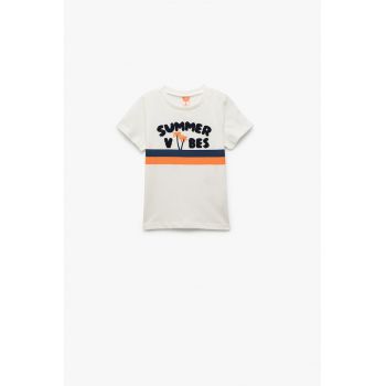 Tricou cu decolteu la baza gatului si text