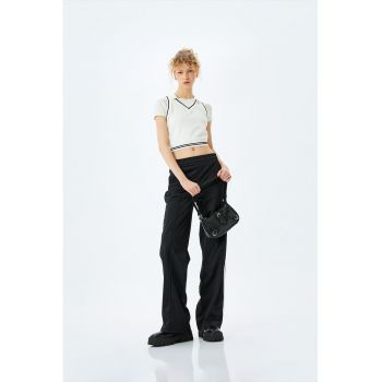 Tricou fara maneci cu guler ascutit