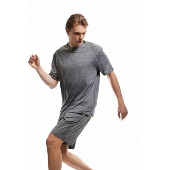 Tricou lejer cu decolteu la baza gatului