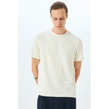 Tricou regular fit cu decolteu la baza gatului