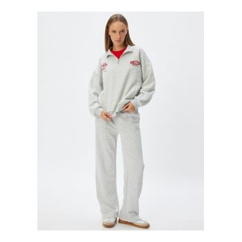 Bluza de trening cu imprimeu text si fenta cu fermoar
