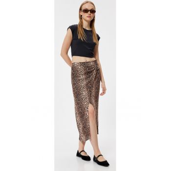 Fusta midi cu animal print si croiala petrecuta