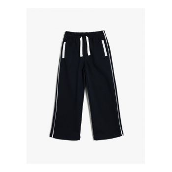 Pantaloni de trening cu croiala ampla si banda elastica in talie