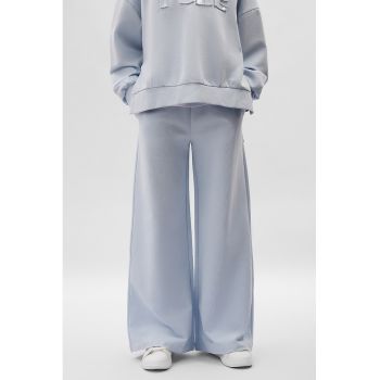 Pantaloni de trening cu croiala ampla si snur