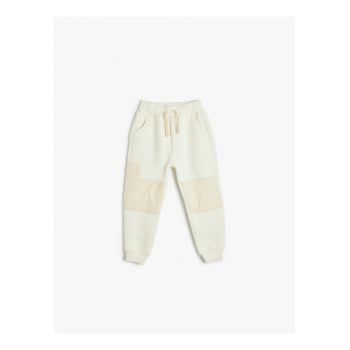 Pantaloni de trening cu croiala conica si snur de ajustare in talie