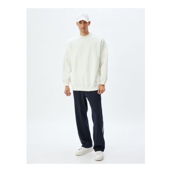 Pantaloni de trening cu detalii contrastante