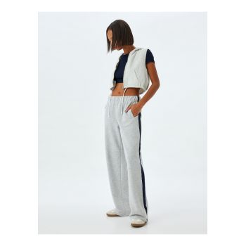 Pantaloni de trening din amestec de bumbac cu croiala ampla