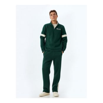 Pantaloni de trening drepti cu buzunare laterale
