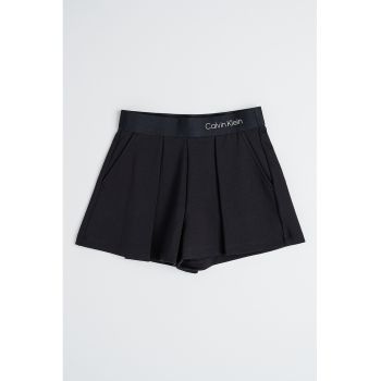 Pantaloni scurti cu croiala ampla