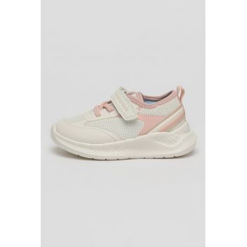 Pantofi sport cu velcro si insetii din plasa
