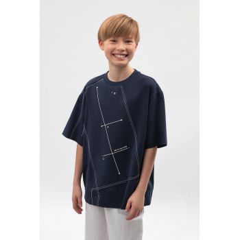 Tricou cu decolteu la baza gatului si imprimeu frontal