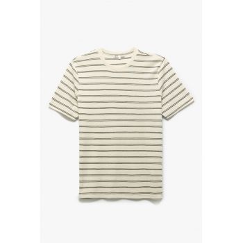 Tricou cu decolteu la baza gatului si model in dungi